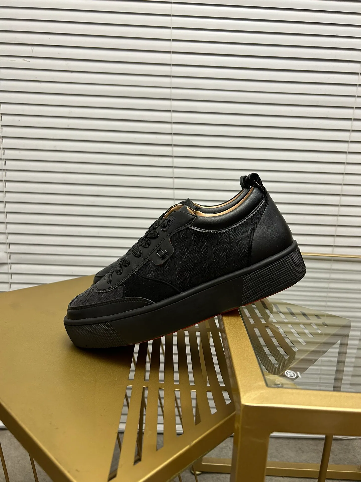 (Customized model) Ex-factory price is 600. christian louboutin (CL red sole shoes) counter series, casual sneakers for couples 📢 📢 📢 Exclusive hot style release 🎈🎈💪 Movable latex feet 👻 Finished outsole line [Proud] 😝Female 35-40# Male 38#-46, global supply😝 [Top version]: Original imported genuine leather upper, top original leather lining, original molded TPU outsole, original 1:1 detail processing, original shoe last,